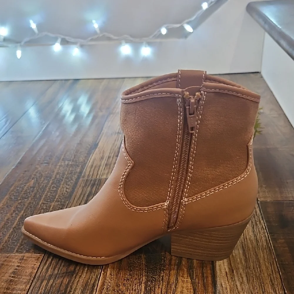 Universal Thread‎ Women's Tan Cowbow, Western Style Ankle Boots